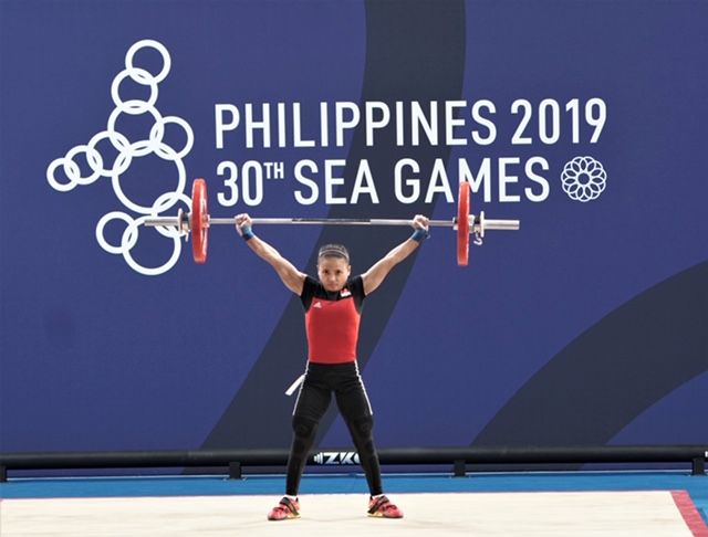 WINNING FORM: WEIGHLIFTER Hidylin Diaz shows off winning form en route to ruling the women’s 55-kilogram division in the 30th Southeast Asian Games at the Ninoy Aquino Stadiium.